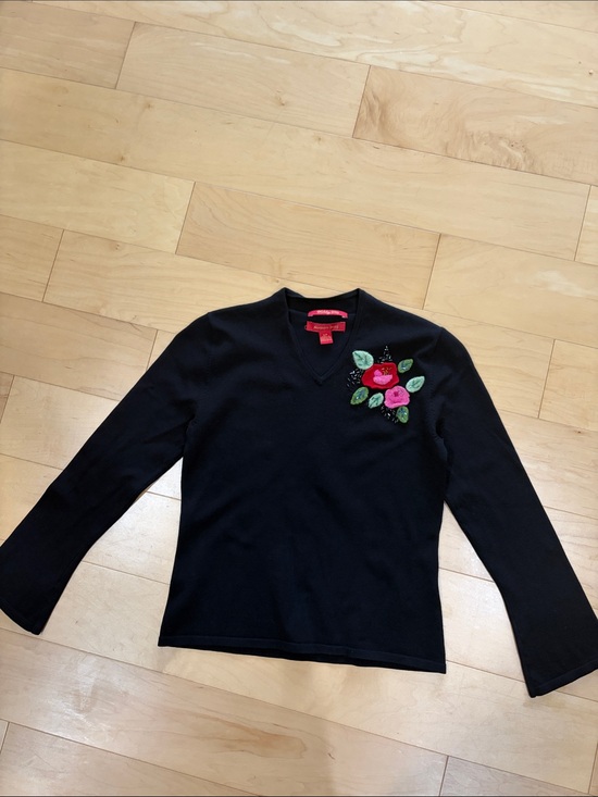 Northern Isles Sweaters - Northern Isles Black V-Neck sweater with wool Floral Accent Size S/P